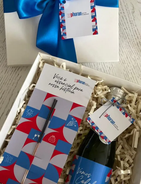 aixa Brinde Especial: mini espumante personalizado com adesivo, Cartão com velas, canudo e tag em caixa branca