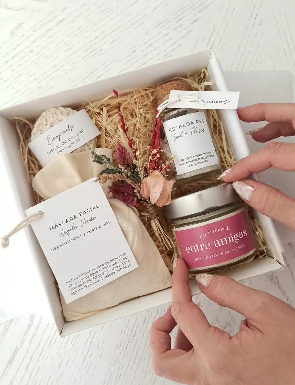 Detalhe Mini Spa + Vela Aromática Personalizada: tampa e adesivo custom, escalda pés sal flores e ecopads algodão