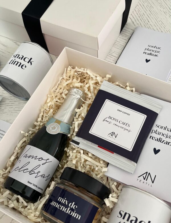 Presente Corporativo Celebrar Personalizado - Mini Espumante, Drip Coffee Bons Cafés, Mix Amendoim, Mini Pringles e Caderneta A6 em Caixa com Laço Preto