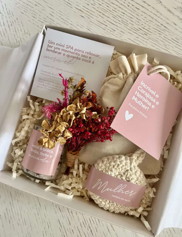 Kit Mini Spa Presente Feminino Personalizado - Ecopads Crochê, Máscara Facial Argila e Escalda Pés em Caixa com Laço