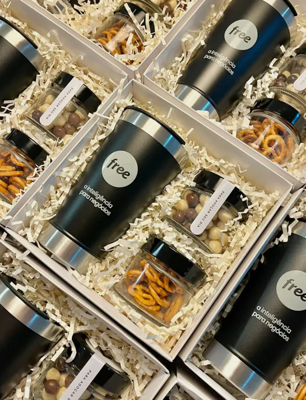 Presente Corporativo Adoçar o Dia Personalizado - Copo Térmico, Drágeas Chocolate, Mini Pretzels/Amendoim em Caixa com Laço e Tag