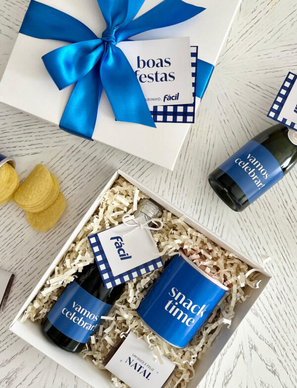 Kit Presente Final de Ano Corporativo - Mini Pringles Snack Time, Espumante Celebrar e Chocolate Natal em Caixa com Laço Azul Personalizado