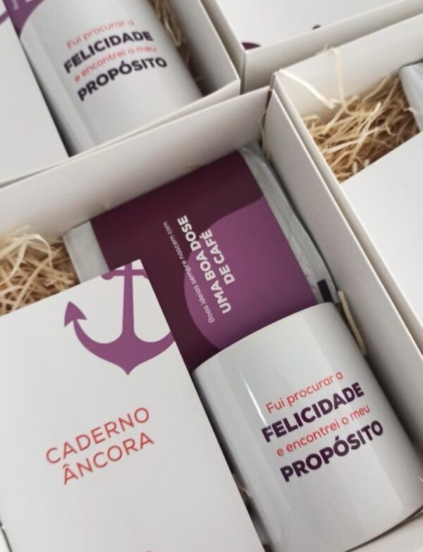 Presente Corporativo Caneca, Drip Coffee e Caderneta A6 Personalizada: caneca customizada, pacote café especial e caderneta artesanal em caixa premium