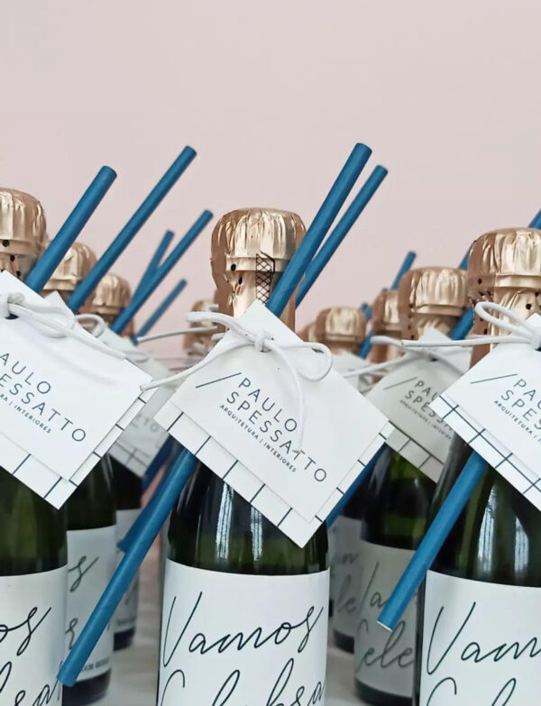 Mini espumante personalizado com adesivo e tag – brinde customizado